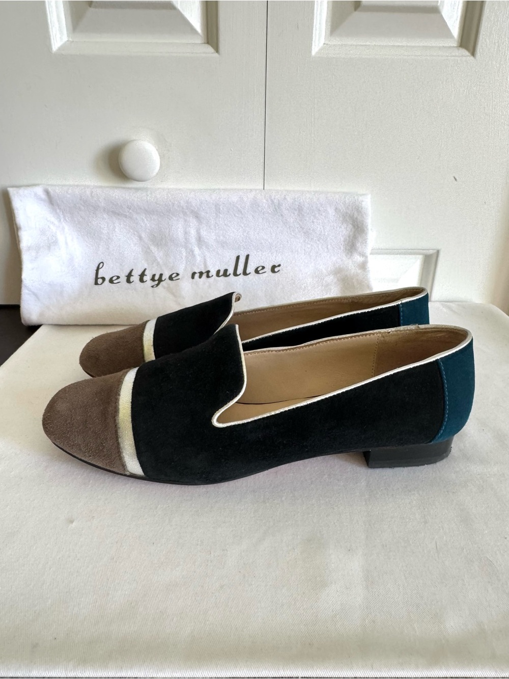 BETTYE MULLER Navy/Multicolor Suede Flat Shoes 8,5 EUC